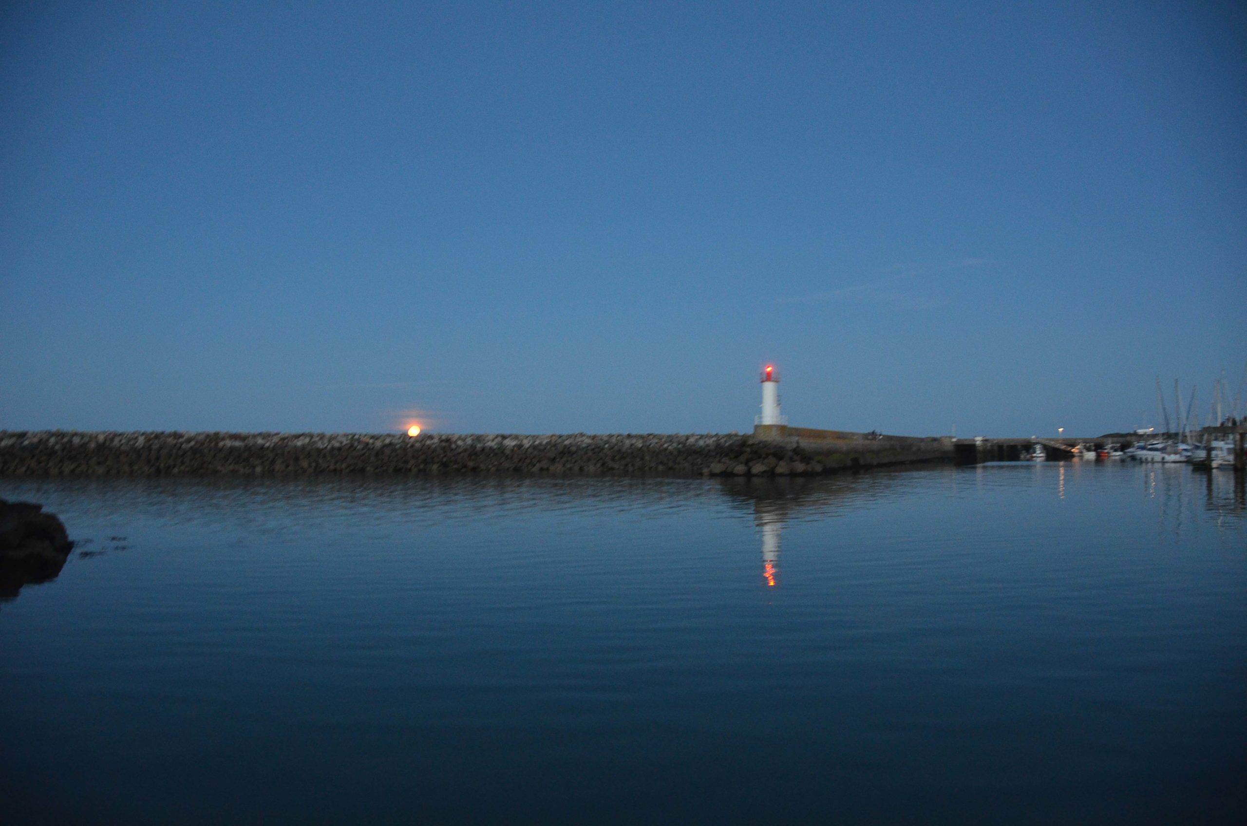 Maan en havenlicht Port Haliguen