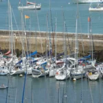 De zeilboten aan boeien in de haven van Belle Île