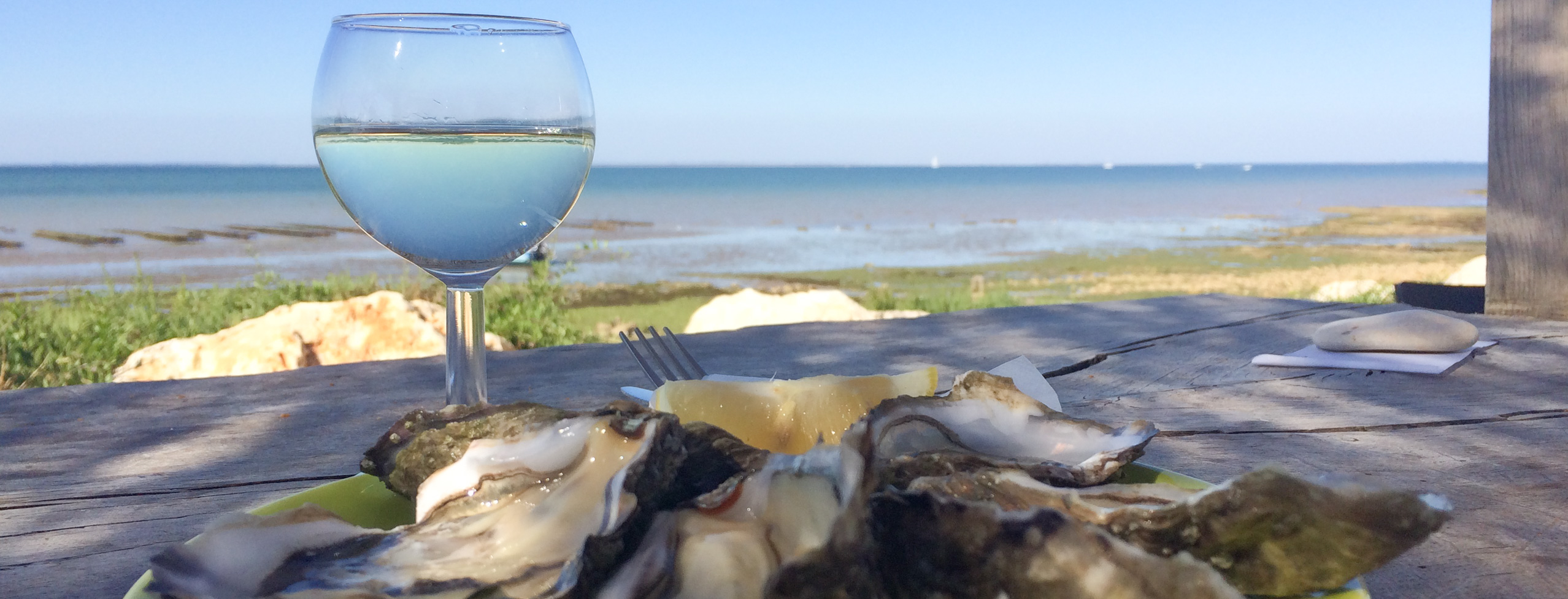 Oesters eten bij de oesterbedden op Île de Ré