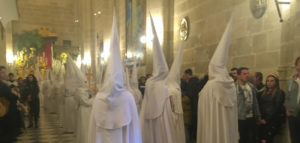 Pasen in Almeria traditie witte puntmutsen