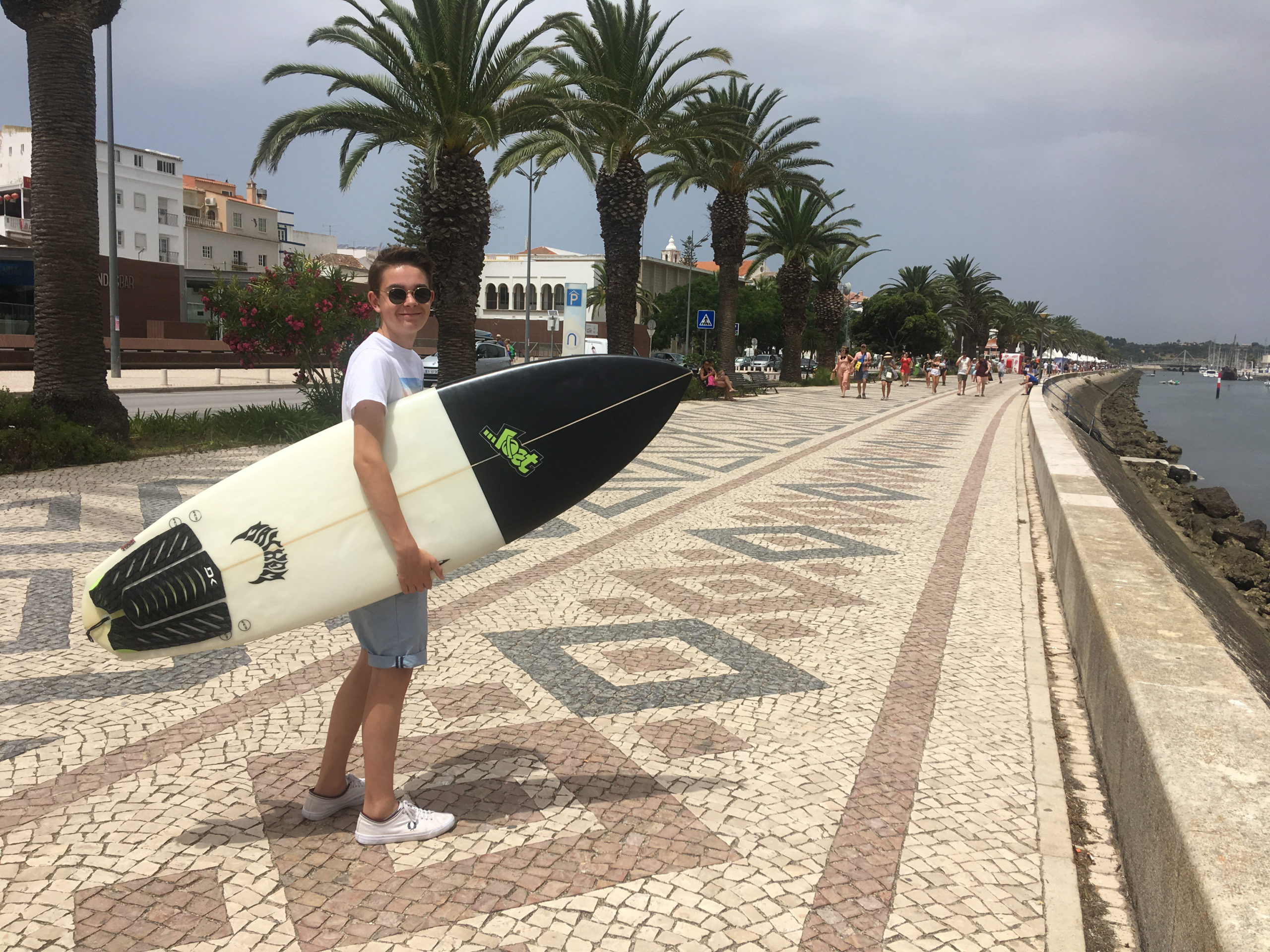 Rein koopt een surfboard in Lagos