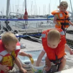 Zeilen met kleine kinderen. Spelen met water is altijd leuk.