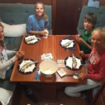 Zeilerskinderen eten vis