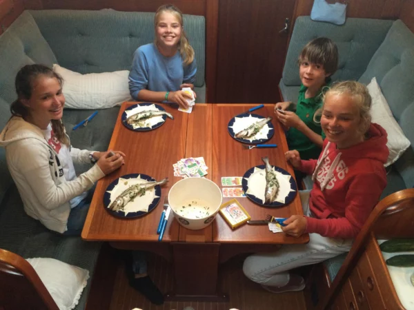 Zeilerskinderen eten vis