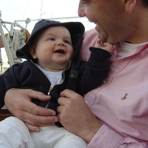 zeilen met kleine kinderen, dicht bij papa en mama zijn zeilen met kleine kinderen, dicht bij papa en mama zijn