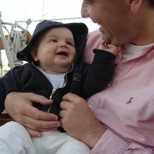 zeilen met kleine kinderen, dicht bij papa en mama zijn