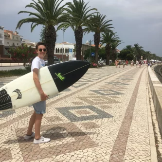 Rein koopt een surfboard in Lagos