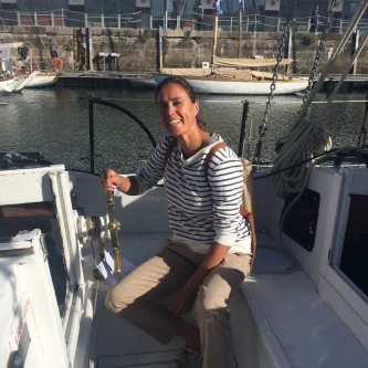 Eline aan boord van de Joshua van Bernard Moitessier